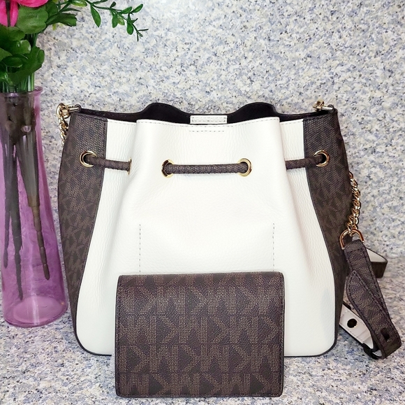 🔥SOLD🔥🌺Michael Kors🌺 POEBE Optic White MD Bucket Messenger Leather & Wallet - Picture 3 of 16